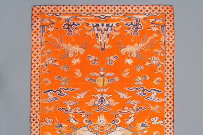 Een Chinees geborduurd zijden 'kesi' doek met  boeddhistische leeuwen en feniksen, 19e eeuw