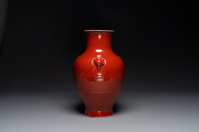 Vase de type 'hu' en porcelaine de Chine en rouge monochrome, marque de Qianlong, 19&egrave;me