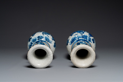 Een paar Chinese blauw-witte Nanking craquel&eacute; vazen met Tao&iuml;stisch decor, 19e eeuw