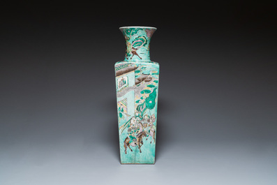 Grand vase de forme carr&eacute;e en biscuit &eacute;maill&eacute; vert &agrave; d&eacute;cor du roman 'Les Trois Royaumes', Chine, 19&egrave;me