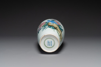 Vase en porcelaine de Chine en &eacute;maux polychromes &agrave; d&eacute;cor de cailles, marque Xuantong, dat&eacute; 1910