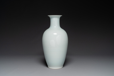 Vase en porcelaine de Chine en &eacute;maux polychromes &agrave; d&eacute;cor de cailles, marque Xuantong, dat&eacute; 1910