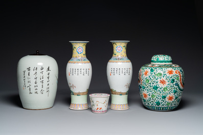 A pair of Chinese famille rose vases, two jars and a box with cover, 19/20th C.