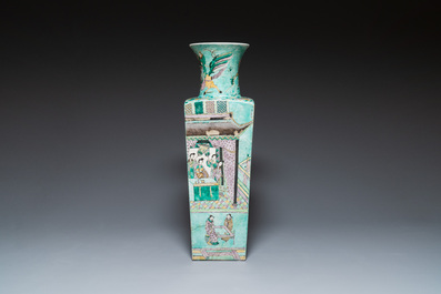 Grand vase de forme carr&eacute;e en biscuit &eacute;maill&eacute; vert &agrave; d&eacute;cor du roman 'Les Trois Royaumes', Chine, 19&egrave;me