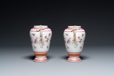 Paire de vases en porcelaine de Chine famille rose &agrave; d&eacute;cor de corne d'abondance aux anses en forme de chilong, Qianlong