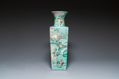 Grand vase de forme carr&eacute;e en biscuit &eacute;maill&eacute; vert &agrave; d&eacute;cor du roman 'Les Trois Royaumes', Chine, 19&egrave;me