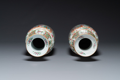 Paire de vases en porcelaine de Chine famille rose de Canton sur socles en bois, 19&egrave;me