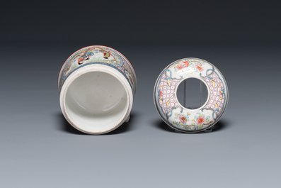 Bo&icirc;te couverte de forme ronde en porcelaine de Chine famille rose &agrave; d&eacute;cor figuratif, 19&egrave;me
