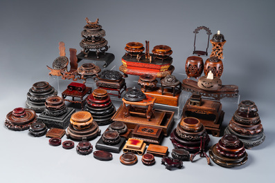 Grande collection de 76 socles et couvercles vari&eacute;s en bois et 2 bo&icirc;tes, Chine, 19/20&egrave;me