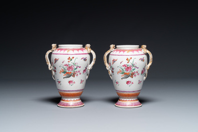 Paire de vases en porcelaine de Chine famille rose &agrave; d&eacute;cor de corne d'abondance aux anses en forme de chilong, Qianlong