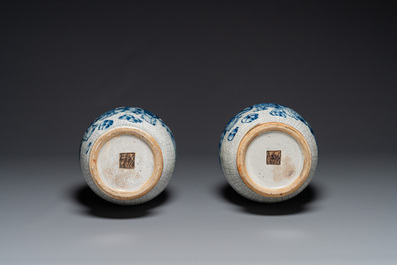 Paire de vases en porcelaine de Chine en bleu et blanc dit 'de Nankin' &agrave; &eacute;mail craquel&eacute; &agrave; d&eacute;cor tao&iuml;ste, 19&egrave;me