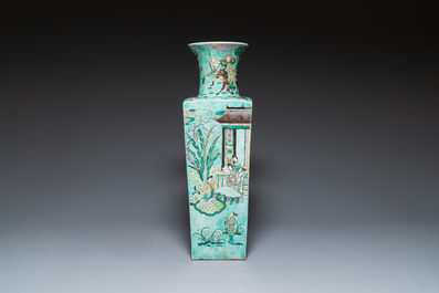 Grand vase de forme carr&eacute;e en biscuit &eacute;maill&eacute; vert &agrave; d&eacute;cor du roman 'Les Trois Royaumes', Chine, 19&egrave;me