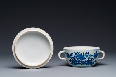 Bouteille de forme carr&eacute;e en porcelaine de Chine en bleu et blanc &agrave; d&eacute;cor des 'Longues Dames' et un bol couvert, Kangxi