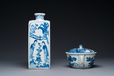 Bouteille de forme carr&eacute;e en porcelaine de Chine en bleu et blanc &agrave; d&eacute;cor des 'Longues Dames' et un bol couvert, Kangxi