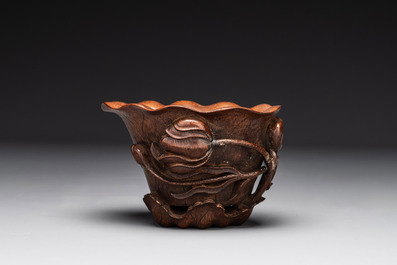 Een Chinese gestoken lotusbladvormige bamboehouten 'libation cup', 17/18e eeuw