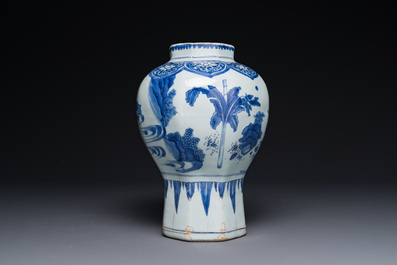 A Chinese blue and white octagonal 'Zhi Ri Gao Sheng 指日高昇' vase, Transitional period