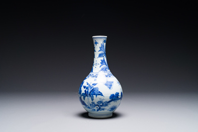 Vase de forme bouteille en porcelaine de Chine en bleu et blanc, &eacute;poque Transition