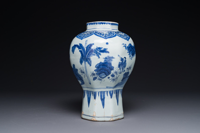 A Chinese blue and white octagonal 'Zhi Ri Gao Sheng 指日高昇' vase, Transitional period