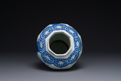 A Chinese blue and white octagonal 'Zhi Ri Gao Sheng 指日高昇' vase, Transitional period