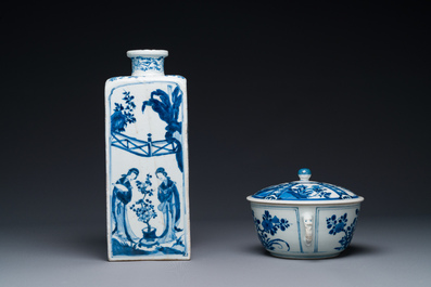 Een Chinese vierkante blauw-witte fles met 'Lange Lijzen' en een dekselkom, Kangxi