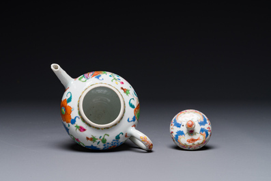 Th&eacute;i&egrave;re couverte en porcelaine de Chine famille rose &agrave; d&eacute;cor 'Pompadour', Qianlong