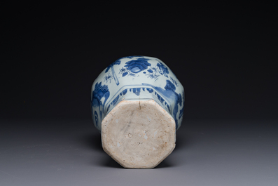 A Chinese blue and white octagonal 'Zhi Ri Gao Sheng 指日高昇' vase, Transitional period