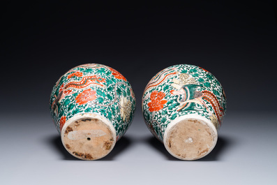 Een paar Chinese wucai vazen met feniksen en pioenrozen, Transitie periode