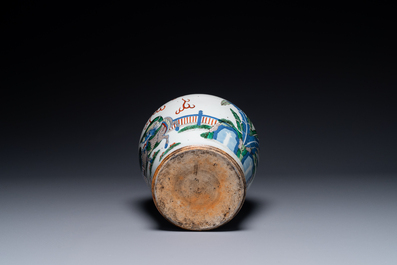 Een Chinese wucai balustervaas met een qilin, 19e eeuw