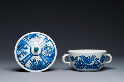 Bouteille de forme carr&eacute;e en porcelaine de Chine en bleu et blanc &agrave; d&eacute;cor des 'Longues Dames' et un bol couvert, Kangxi