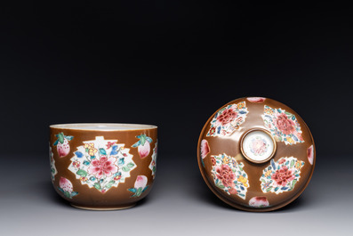 A pair of Chinese capucin-brown-ground famille rose covered bowls with floral design, Yongzheng/Qianlong