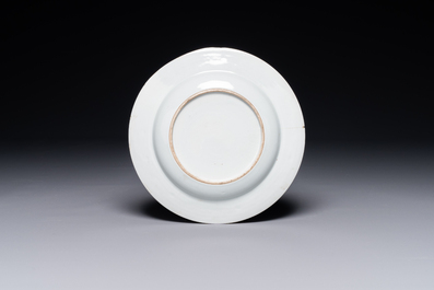 Rare assiette en porcelaine de Chine famille rose de Canton repr&eacute;sentant un fonctionnaire voyageant le long de la rivi&egrave;re des Perles, Qianlong