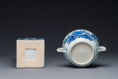 Bouteille de forme carr&eacute;e en porcelaine de Chine en bleu et blanc &agrave; d&eacute;cor des 'Longues Dames' et un bol couvert, Kangxi