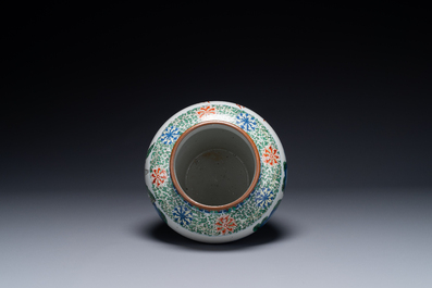 Vase de forme balustre en porcelaine de Chine wucai &agrave; d&eacute;cor de qilin, 19&egrave;me