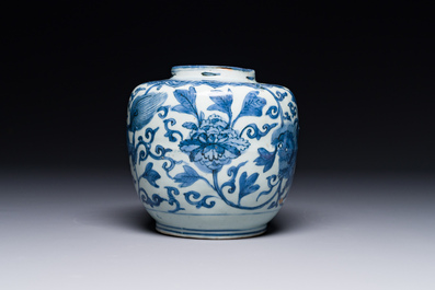 Een Chinese blauw-witte pot met boeddhistische leeuwen en lotusslingers, Wanli