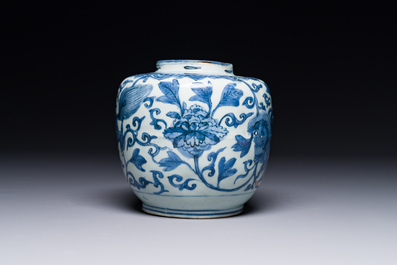 Pot en porcelaine de Chine en bleu et blanc &agrave; d&eacute;cor de lions bouddhistes et rinceaux de lotus, Wanli