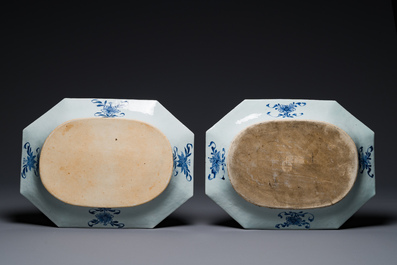 Une paire de plats de forme octogonale en porcelaine de Chine en bleu et blanc &agrave; d&eacute;cor de 'Xi Xiang Ji' et une paire de plats famille rose, Yongzheng