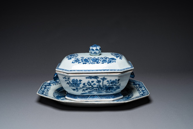 Een Chinese blauw-witte dekselterrine, een schotel en vier borden, Qianlong