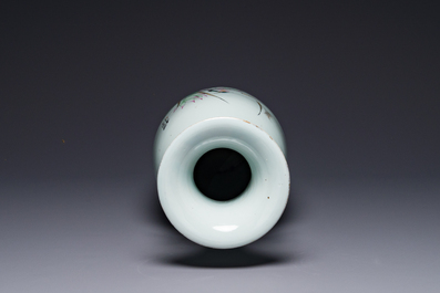 Vase en porcelaine de Chine famille rose, sign&eacute; Yu Zhao 余钊, 19/20&egrave;me