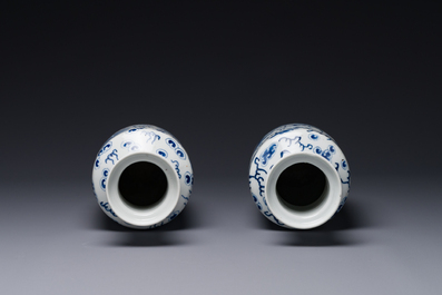 Een paar Chinese blauw-witte vazen met boeddhistische leeuwen, Kangxi merk, 19e eeuw