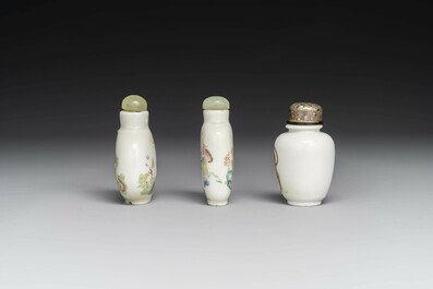Trois tabati&egrave;res vari&eacute;es en porcelaine de Chine famille rose, marque et &eacute;poque de Daoguang