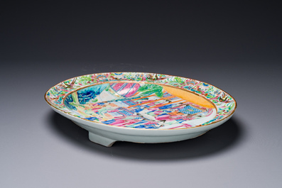 Plat de forme ovale en porcelaine de Chine famille rose de Canton &agrave; d&eacute;cor narratif, 19&egrave;me