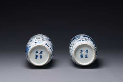 Een paar Chinese blauw-witte vazen met boeddhistische leeuwen, Kangxi merk, 19e eeuw