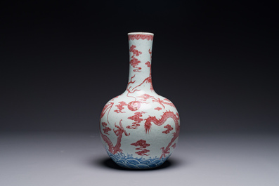 Een Chinese blauw-witte en koperrode 'tianqiu' ping vaas met draken tussen vlammen en wolken, 18e eeuw