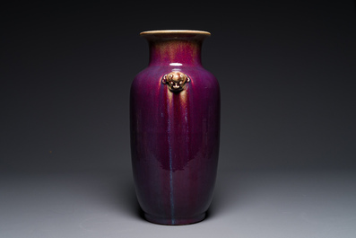 Vase de forme de lanterne en porcelaine de Chine &agrave; &eacute;mail flamb&eacute;, 18/19&egrave;me