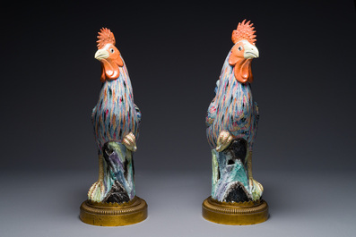 Paire de sculptures de coq en porcelaine de Chine famille rose aux montures en bronze dor&eacute;, Qianlong
