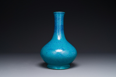 Vase de forme bouteille en porcelaine de Chine &agrave; &eacute;mail &oelig;uf de rouge-gorge, 19&egrave;me