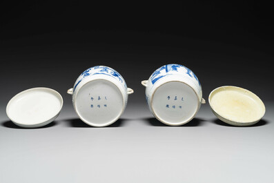 Paire de pots couverts en forme de tambour en porcelaine de Chine en bleu et blanc, marque de Jiajing, Kangxi