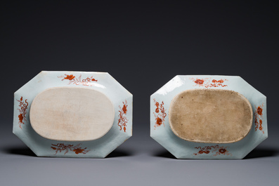 Une paire de plats de forme octogonale en porcelaine de Chine en bleu et blanc &agrave; d&eacute;cor de 'Xi Xiang Ji' et une paire de plats famille rose, Yongzheng