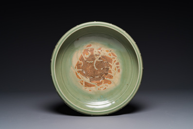 Grand br&ucirc;le-parfum aux trigrammes en porcelaine de Chine c&eacute;ladon de Longquan sur socle en bois, Ming