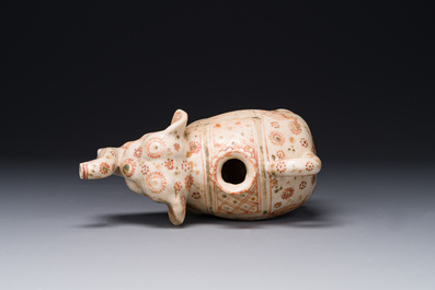 Een zeldzame Vietnamese polychroom geglazuurde steengoed kan in de vorm van een olifant, Latere Le-dynastie, 16e eeuw